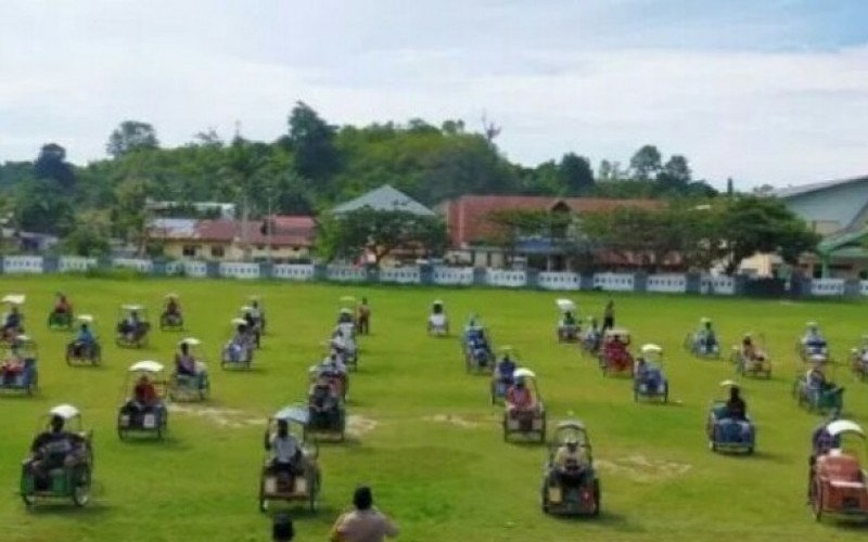 Tertib Aturan, Penarik Becak di Majene Jaga Jarak saat Terima Bantuan