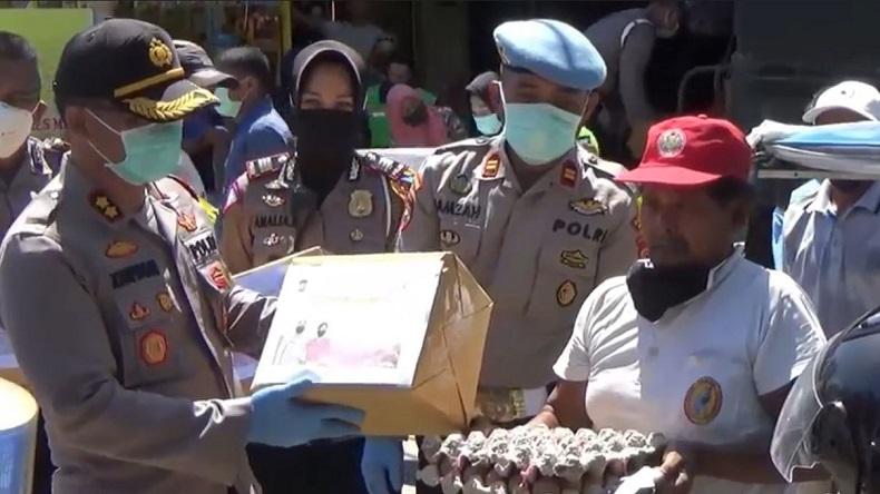 Petugas dari Polres Maros Sisihkan Gaji untuk Bantu Warga Terdampak Corona
