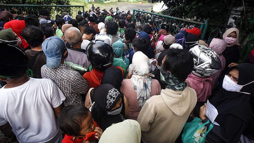 Tidak Ada Physical Distancing, Warga Berdesakan Antre Pembagian Sembako di Bogor - Bagian 2