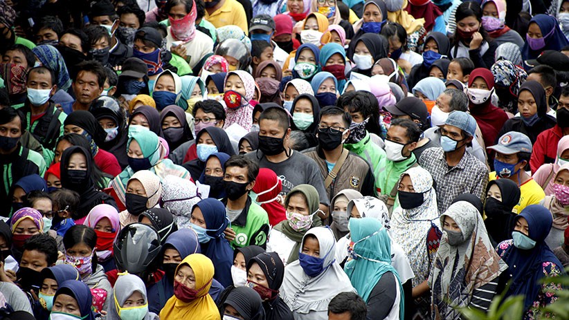 Tidak Ada Physical Distancing, Warga Berdesakan Antre Pembagian Sembako di Bogor - Bagian 1