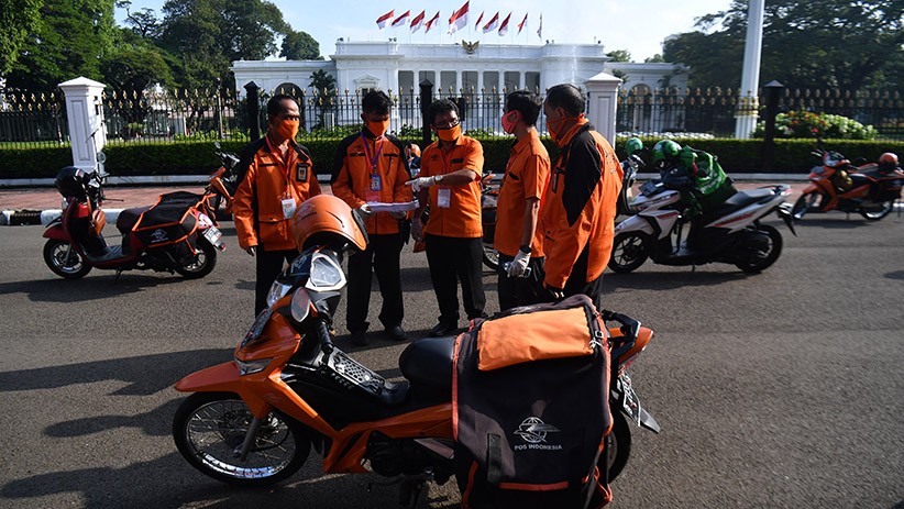 Pegawai Pos dan Ojek Online Salurkan Bantuan Sosial dari Pemerintah - Bagian 2