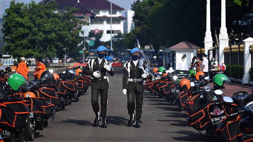 Pegawai Pos dan Ojek Online Salurkan Bantuan Sosial dari Pemerintah - Bagian 3