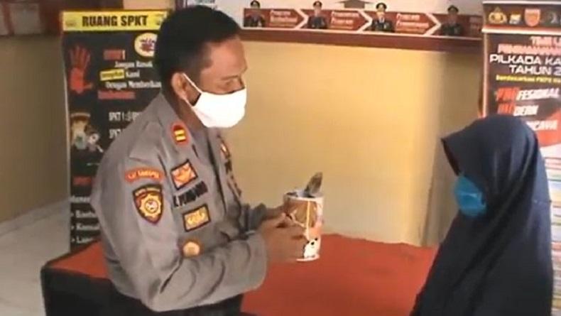 title Anak 10 Tahun di Gowa Sumbangkan Celengan untuk APD Medis yang Tangani Pasien Corona Anak 10 Tahun di Gowa Sumbangkan Celengan untuk APD Medis yang Tangani Pasien Corona