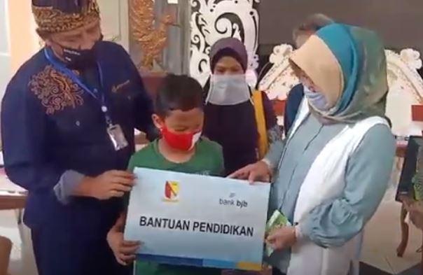 Bupati Bandung Beri Beasiswa untuk Bocah Sumbang Celengan Bantu APD