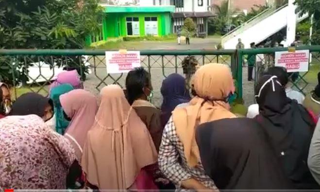 title PSBB Kabupaten Bogor, Pembagian Bantuan Sembako di Baznas Ricuh PSBB Kabupaten Bogor, Pembagian Bantuan Sembako di Baznas Ricuh