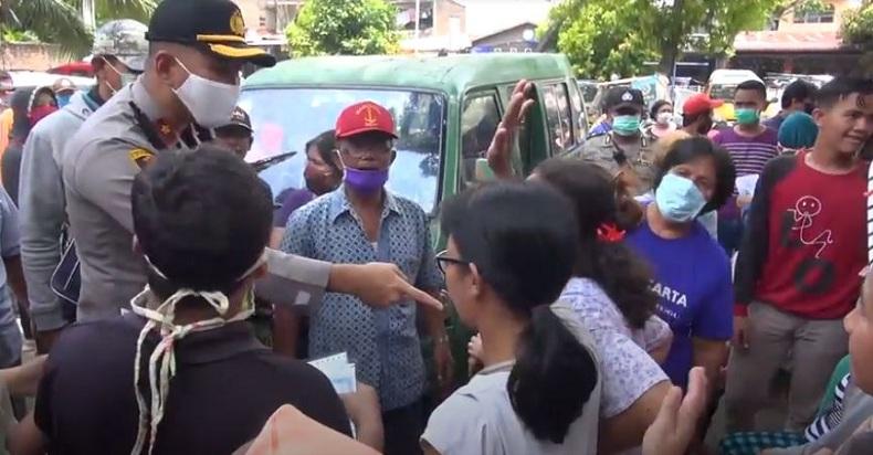 Ricuh Pembagian Sembako, Warga Percut Sei Tuan Mengamuk Tak Dapat Bantuan