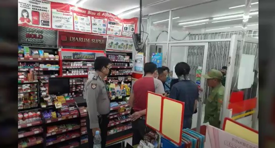 Perampok Bobol Minimarket di Bogor, Gasak Uang Rp18 Juta, 2 Karyawan Disekap