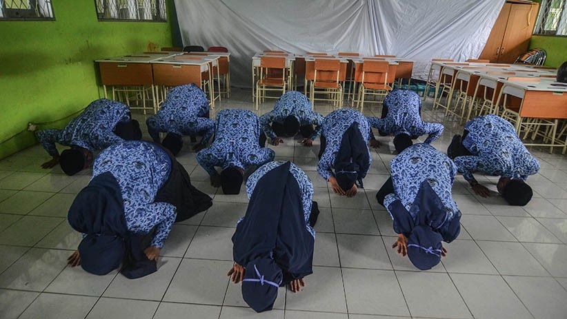 PNS Pemprov Jabar Sujud Syukur usai Dilantik secara Online - Bagian 1