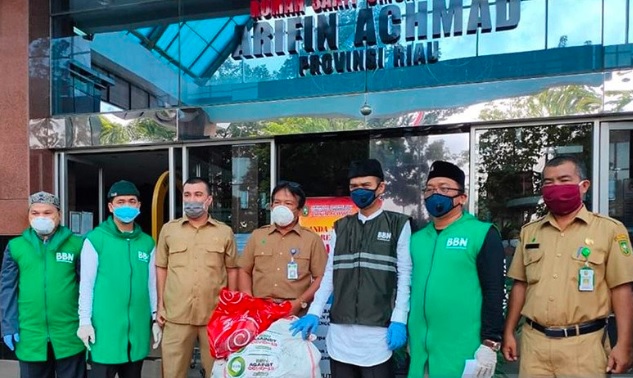 Ustaz Abdul Somad Sumbangkan 400 APD untuk 8 Rumah Sakit di Pekanbaru