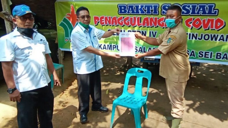 title PTPN IV Salurkan 1.082 Paket Sembako ke Warga Medan dan Tenaga Kesehatan RS USU PTPN IV Salurkan 1.082 Paket Sembako ke Warga Medan dan Tenaga Kesehatan RS USU