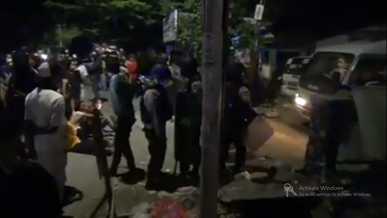 title Halangi Ambulans, Keluarga Pasien PDP Meninggal Dunia di Makassar Tolak Pemakaman SOP Corona Halangi Ambulans, Keluarga Pasien PDP Meninggal Dunia di Makassar Tolak Pemakaman SOP Corona