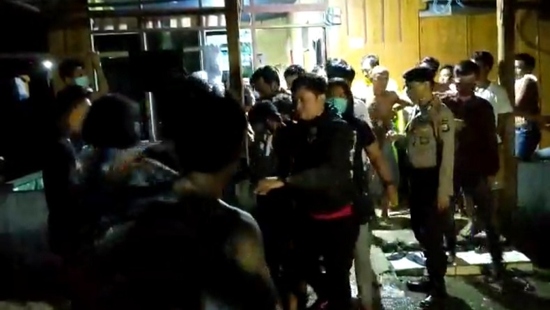 title Maling Ayam, 2 Remaja di Palopo Babak Belur Diamuk Massa Maling Ayam, 2 Remaja di Palopo Babak Belur Diamuk Massa