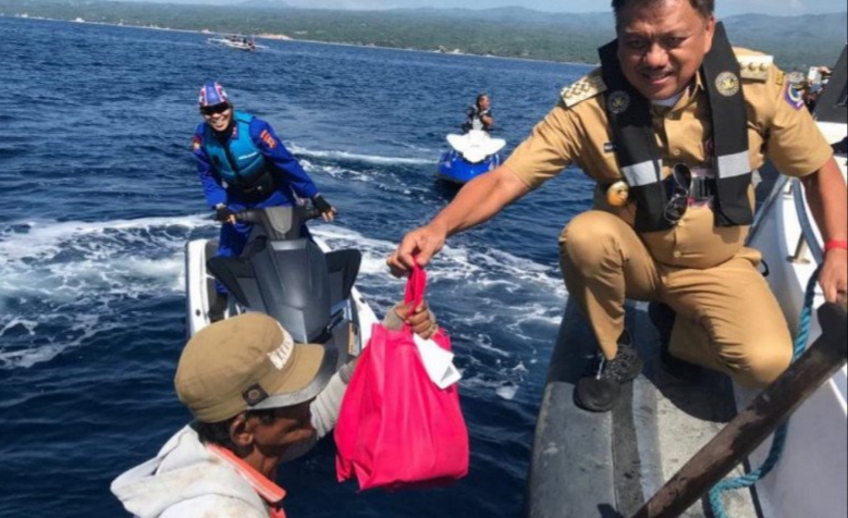 Olly Dondokambey Bagikan Bantuan Sembako kepada Nelayan Sulut di Tengah Laut