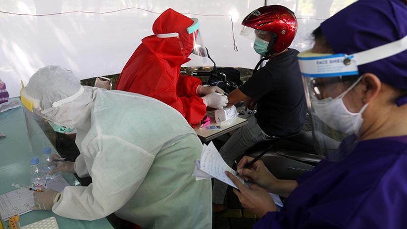 RS Husada Utama Surabaya Gelar Rapid Test Drive Thru - Bagian 1