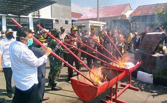 Kejari Garut Musnahkan Barang Bukti, Sajam hingga Botol Miras