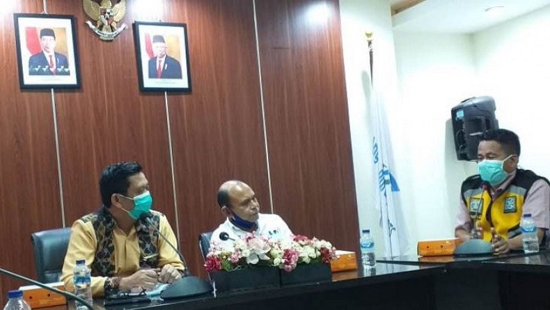 title Seluruh Penumpang asal Timor Leste yang Masuk Bandara Kupang Dijemput Konjen RDTL Seluruh Penumpang asal Timor Leste yang Masuk Bandara Kupang Dijemput Konjen RDTL