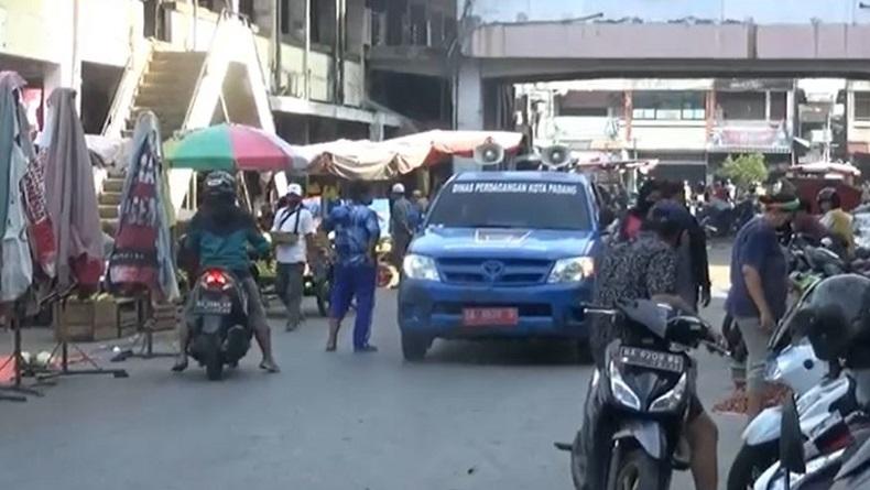 PSBB Hari Pertama di Padang, Pedagang Hadang dan Usir Petugas Pasar