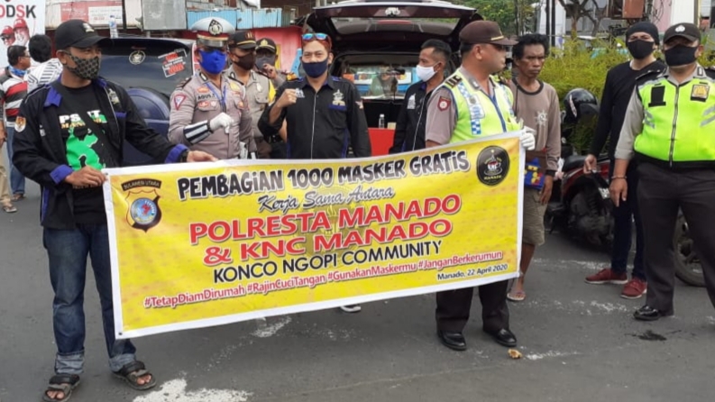 Polresta Manado dan Komunitas KNC Bagikan 1.000 Masker ke Para Pengguna Jalan