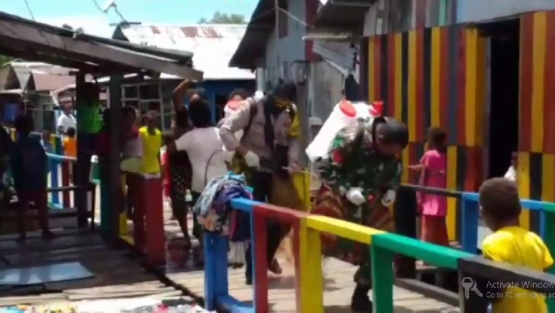 Viral, Anggota TNI dan Polri Joget Tarian Papua sebelum Penyemprotan Disinfektan