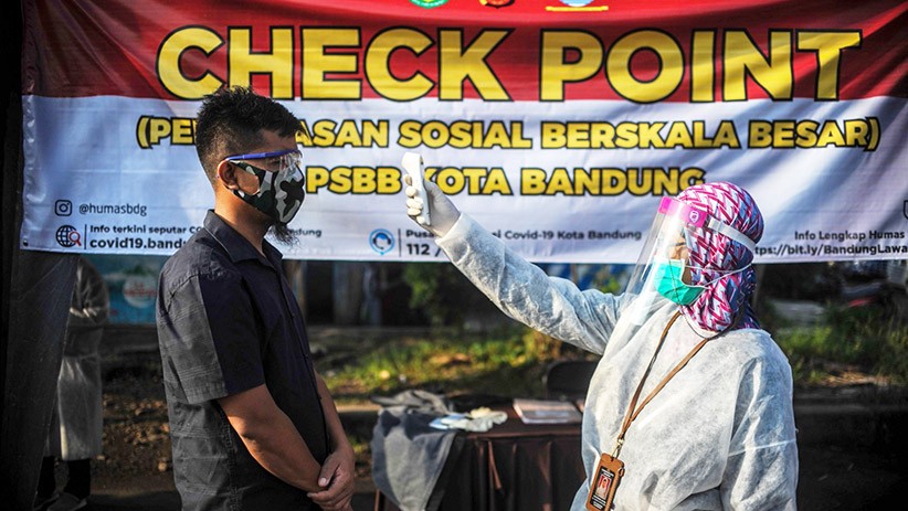 Antrean Ratusan Kendaraan di Titik Pemeriksaan PSBB Perbatasan Kota Bandung - Bagian 3
