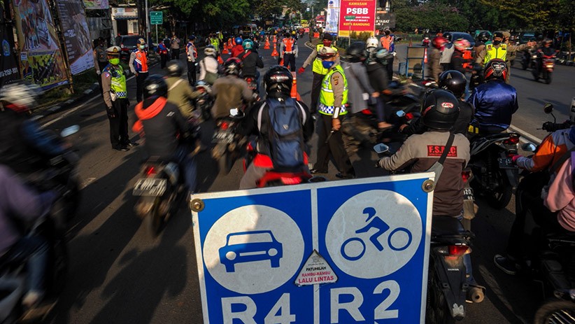Antrean Ratusan Kendaraan di Titik Pemeriksaan PSBB Perbatasan Kota Bandung - Bagian 2