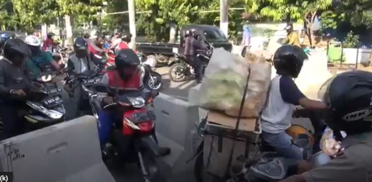 Hari Pertama PSBB di Tegal Banyak Pelanggaran, Warga Terobos Barikade Beton