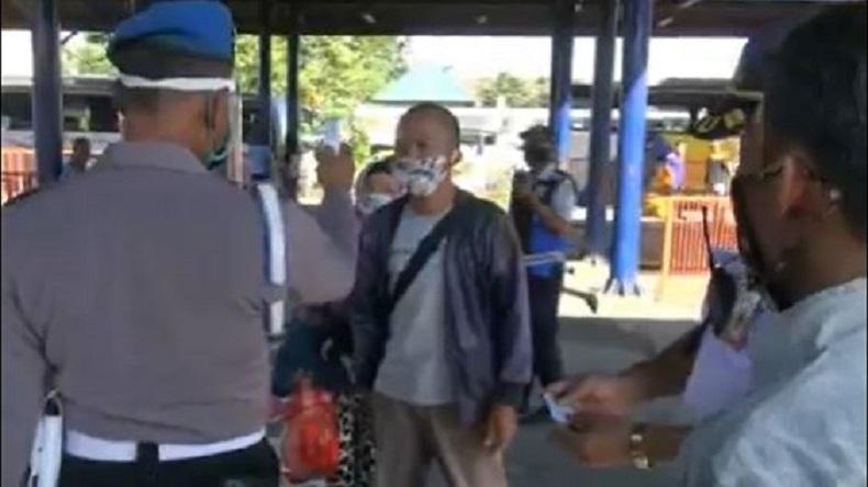 Jelang PSBB di Sidoarjo, Petugas Gabungan Razia Pemudik di Terminal Purabaya