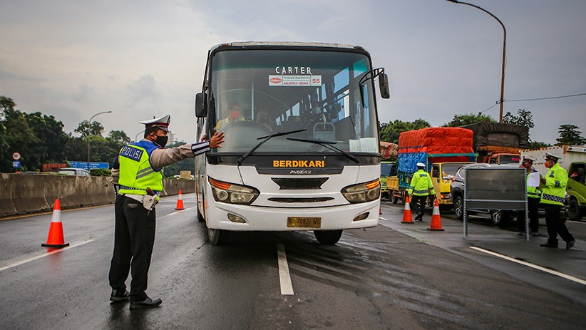 Larangan Mudik, Pintu Tol Dijaga Polisi - Bagian 2