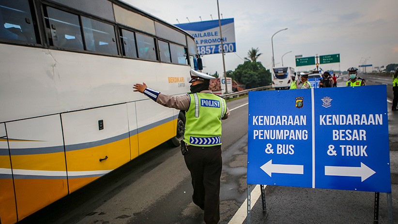 Larangan Mudik, Pintu Tol Dijaga Polisi - Bagian 1