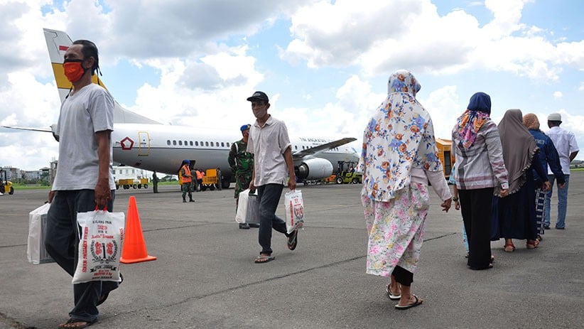TNI AU Bagikan Sembako Gratis untuk Warga Terdampak Covid-19 - Bagian 1