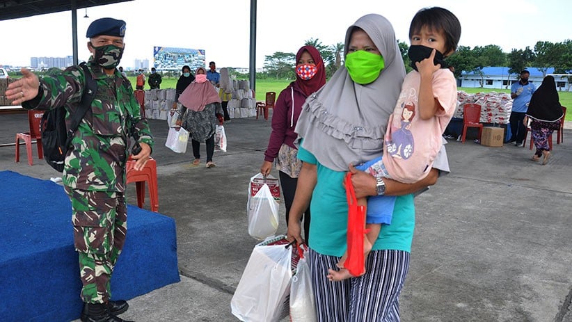 TNI AU Bagikan Sembako Gratis untuk Warga Terdampak Covid-19 - Bagian 2