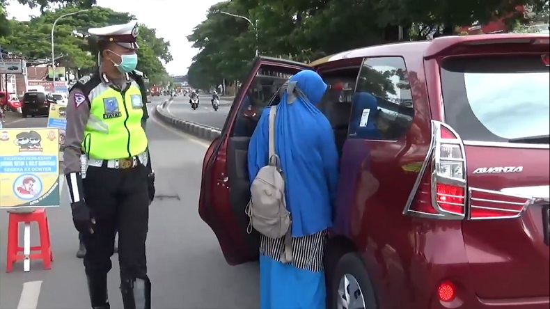 PSBB di Makassar, Banyak Penumpang Mobil Diturunkan Polisi