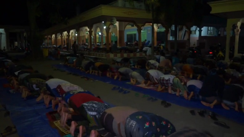 Tak Terpengaruh Corona, Salat Tarawih Kilat di Blitar Tetap Dipadati Jemaah