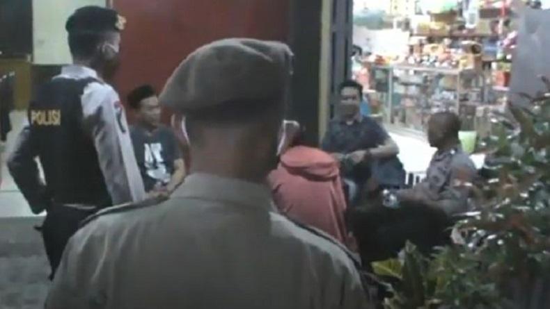 Patroli Uji Coba PSBB di Gowa, Oknum Polisi Terjaring Kumpul dengan Warga Tanpa Masker