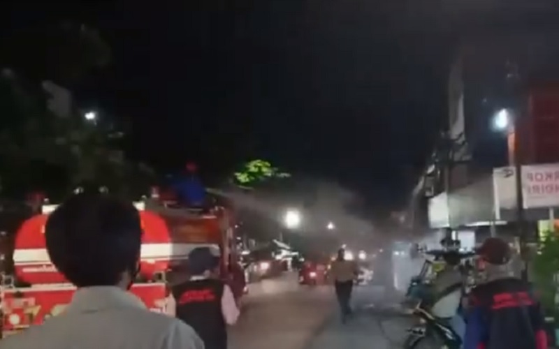 Gunakan Mobil Damkar, Petugas Semprot Warkop dan Pengunjung Bandel saat PSBB