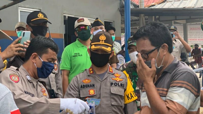 Sukseskan Larangan Mudik, Personel Polres Bangka Barat Berjaga di Pelabuhan