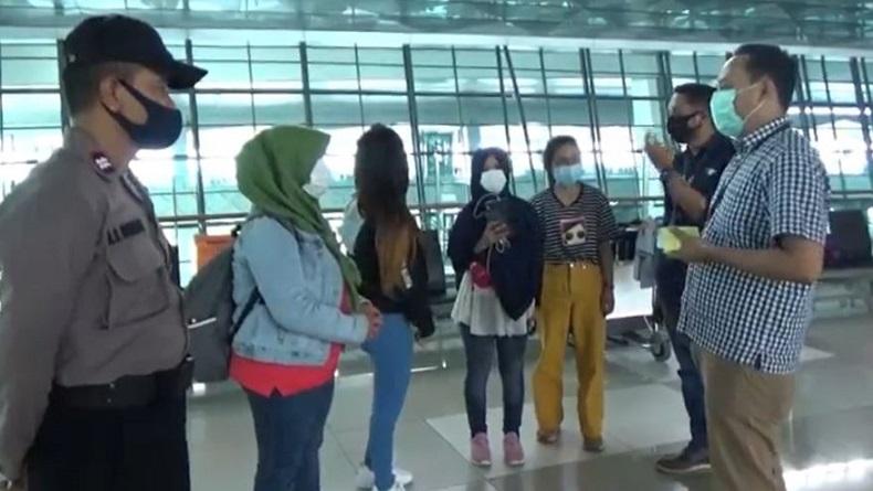 Larangan Mudik, TKI dari Hong Kong Telantar di Bandara Soetta Tak Bisa  Pulang Kampung - Bagian 1