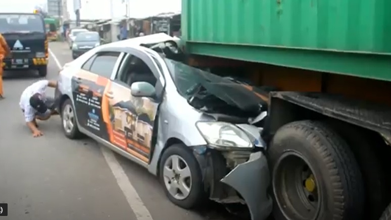 title Sedan Tabrak Truk Tronton di Jalur Pantura Cirebon, 3 Orang Luka Parah Sedan Tabrak Truk Tronton di Jalur Pantura Cirebon, 3 Orang Luka Parah