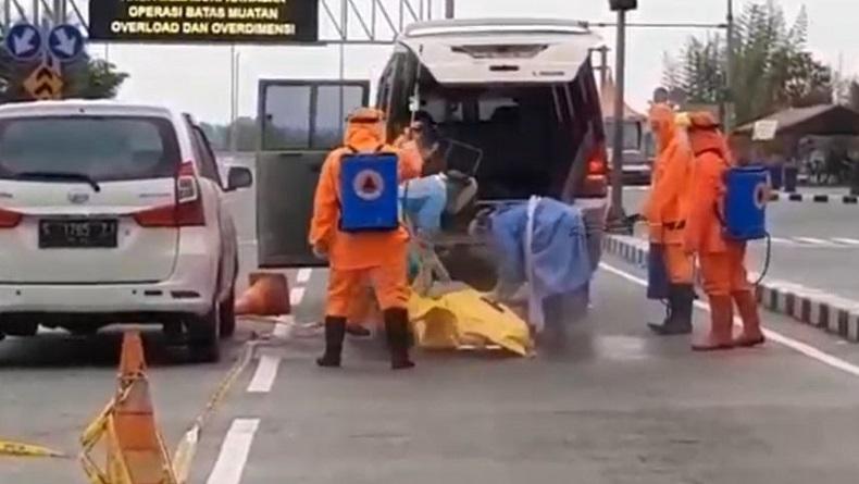 Sopir Tewas di Jalan Usai Jemput Santri Ponpes Temboro, Petugas Evakuasi dengan APD