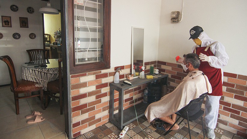 Jasa Tukang Cukur Rambut Panggilan Gunakan APD - Bagian 1