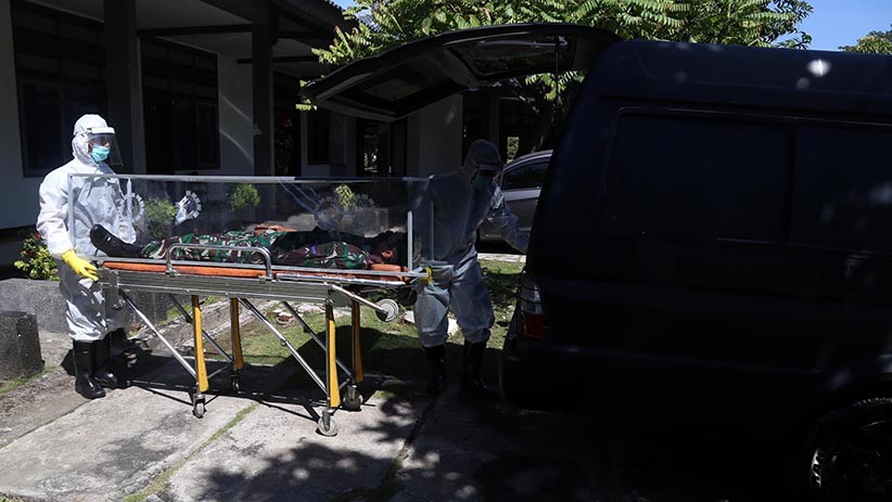 Prajurit Marinir Evakuasi Pasien Covid-19 - Bagian 2