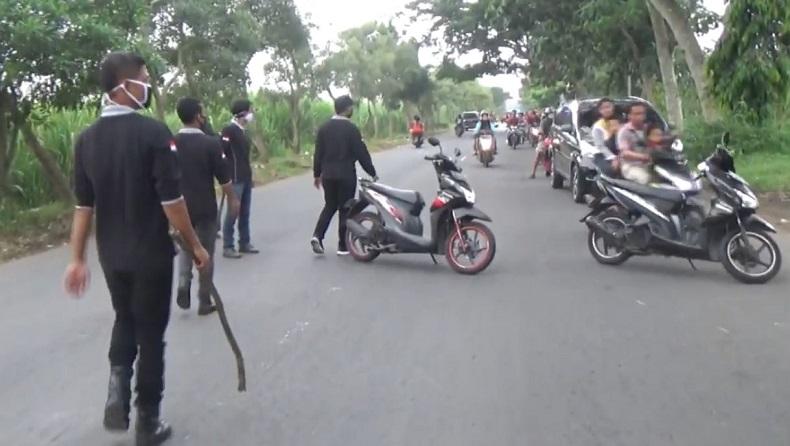 Aksi Balap Liar di Jombang Dibubarkan Linmas, Puluhan Pemuda Lari Kocar Kacir