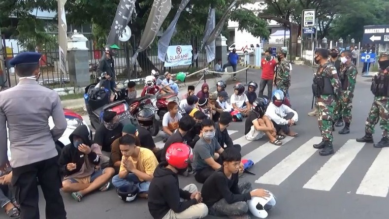 Balap Liar saat PSBB, Puluhan Remaja Nekat Kebut-kebutan dengan Polisi