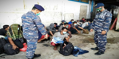 title TNI AL Berhasil Amankan 44 TKI Ilegal asal Malaysia di Pantai Bersaudara TNI AL Berhasil Amankan 44 TKI Ilegal asal Malaysia di Pantai Bersaudara