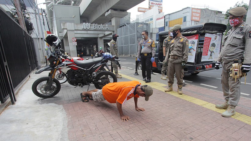 Warga Dihukum Push Up karena Tidak Memakai Masker - Bagian 2