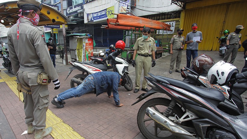 Warga Dihukum Push Up karena Tidak Memakai Masker - Bagian 3