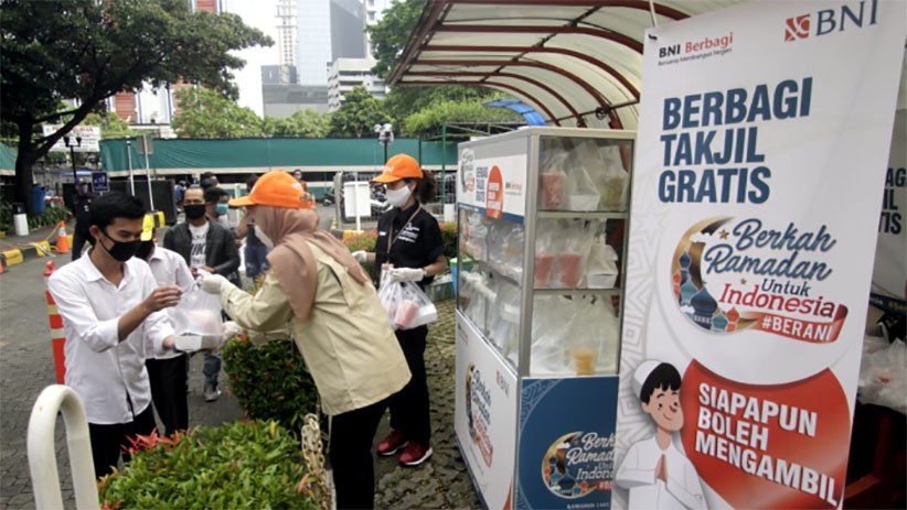 BNI Berbagi Takjil Ramadan untuk Masyarakat Jakarta - Bagian 2