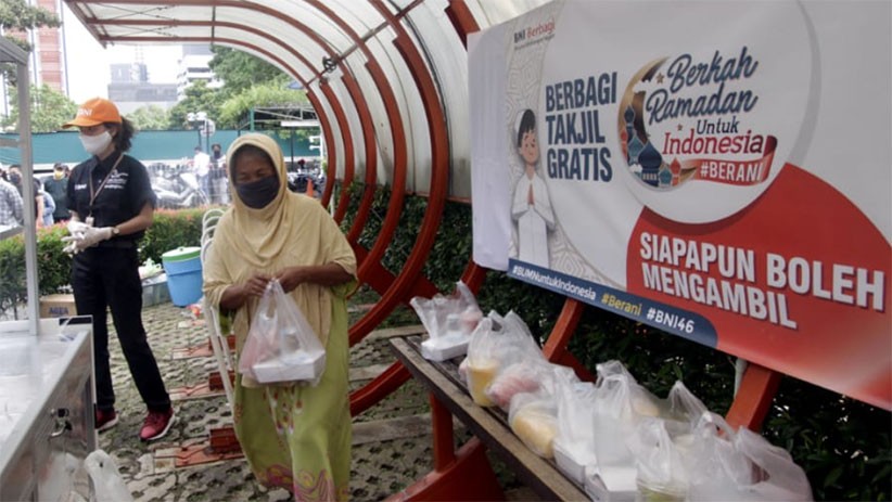 BNI Berbagi Takjil Ramadan untuk Masyarakat Jakarta - Bagian 5