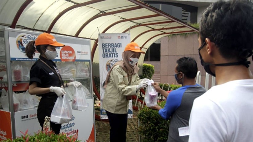 BNI Berbagi Takjil Ramadan untuk Masyarakat Jakarta - Bagian 3