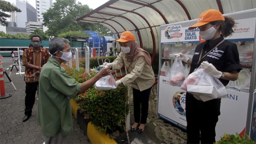 BNI Berbagi Takjil Ramadan untuk Masyarakat Jakarta - Bagian 1